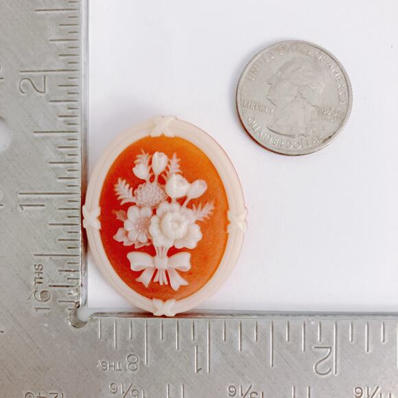 Giftable Vintage Avon Signed Floral Cameo Brooch Pin 1970s Resin Jewelry w Box - Picture 10 of 10